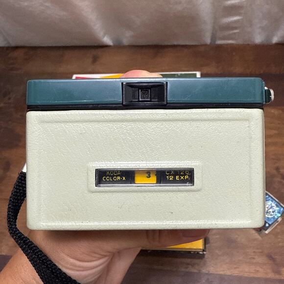 Vintage 60's Kodak Hawkeye Instamatic R4 Camera + Flashcubes UNTESTED PARTS ONLY - Picture 10 of 15